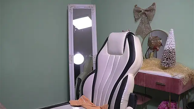 CelineConner online show from December 13, 2024, 5:05 am