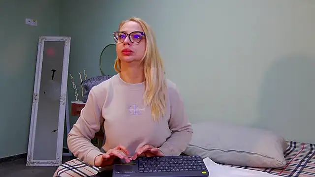 CelineConner online show from January 29, 2025, 5:09 am