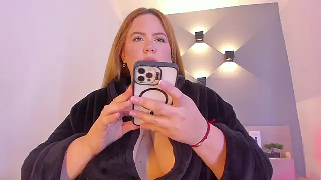 sophiarossee  online show from January 28, 2025, 6:28 pm