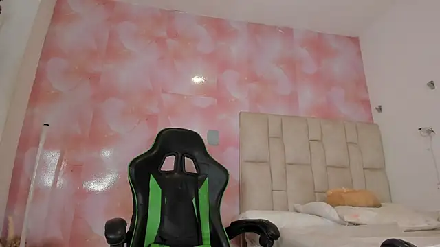 Snapshot of emily_lean_ chatting on October 3, 2025, 12:51 am emily lean online show from October 3, 2025, 12:51 am