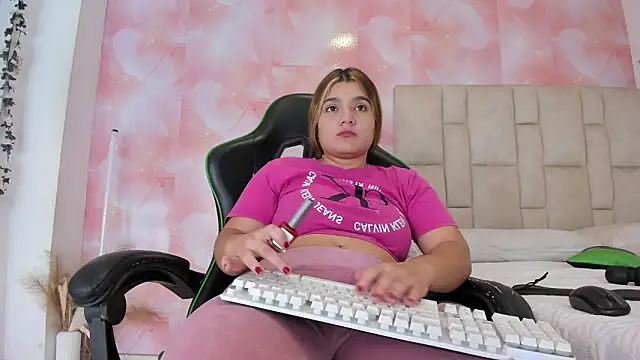 Snapshot of emily_lean_ chatting on February 6, 2026, 12:59 am emily lean online show from February 6, 2026, 12:59 am