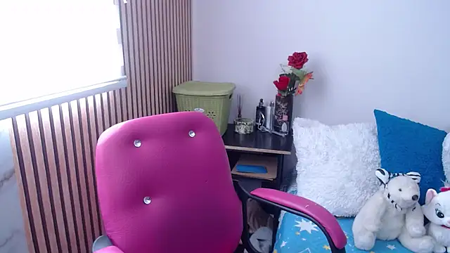 CristialJones  online show from September 20, 2025, 3:35 pm