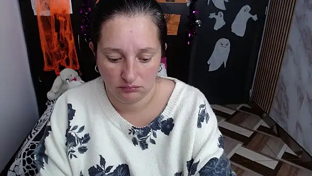 CristialJones  online show from October 29, 2025, 12:51 pm