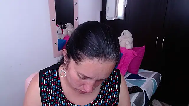 CristialJones  online show from November 7, 2025, 1:33 pm