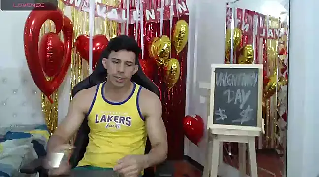 JoseRumbero26 online show from February 17, 2025, 3:31 pm