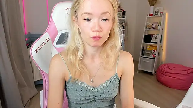 Lily Young online show from October 13, 2025, 5:18 am