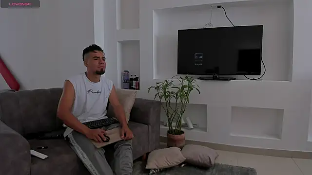 PittAndLunaa online show from April 12, 2026, 12:43 pm