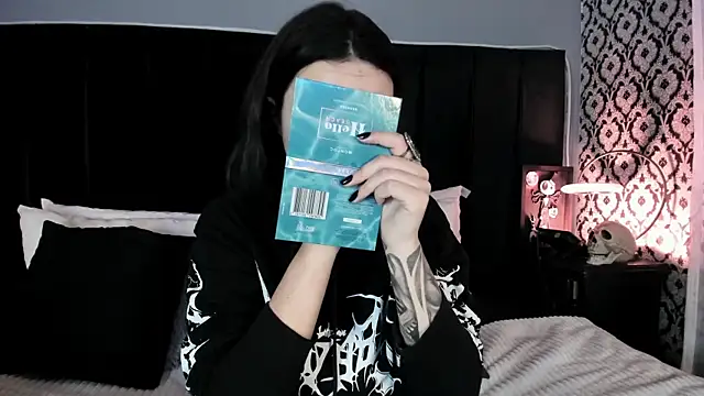 Adeelinee online show from April 10, 2026, 8:02 pm