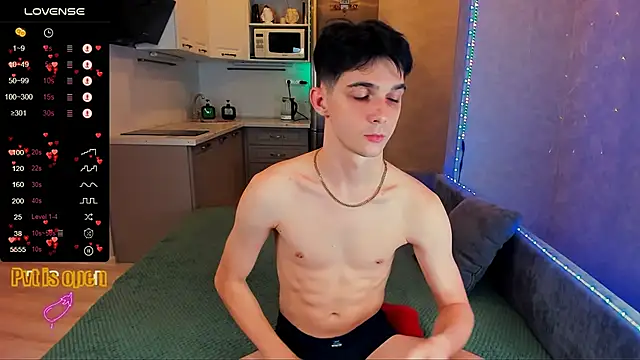 Snapshot of Aaron_Boom chatting on October 31, 2025, 12:44 am Aaron Boom online show from October 31, 2025, 12:44 am