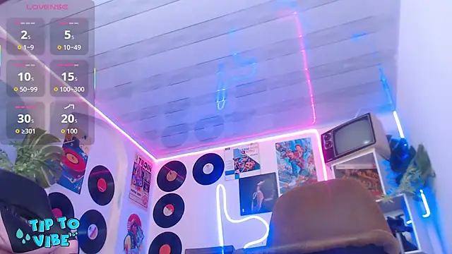 tamarafoxy  online show from September 26, 2025, 1:04 pm