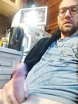 tomee83 online show from November 13, 2025, 7:07 am