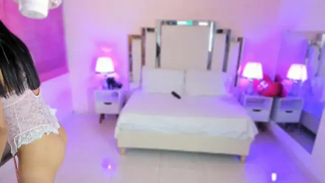 lauramartin1 online show from September 21, 2025, 12:23 am