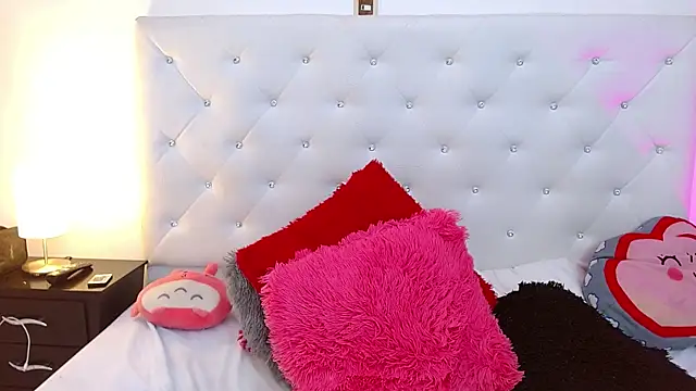 Snapshot of queenie_star chatting on December 17, 2024, 12:12 am queenie star online show from December 17, 2024, 12:12 am