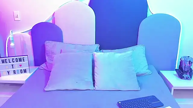 SophieGomez22 online show from February 7, 2025, 1:11 pm