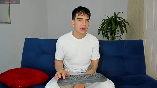 Ares Johnson online show from October 27, 2025, 1:37 pm