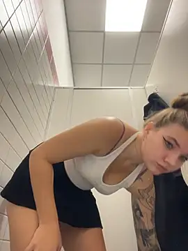 Snapshot of Holy_Tereza chatting on October 28, 2025, 3:47 pm Holy Tereza online show from October 28, 2025, 3:47 pm