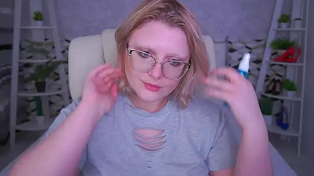 Snapshot of CoolTatis chatting on May 19, 2026, 6:42 am CoolTatis online show from May 19, 2026, 6:42 am