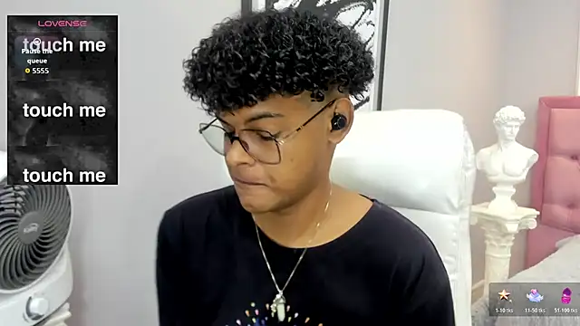 Snapshot of boylittle19cm chatting on November 7, 2025, 12:16 pm boylittle19cm online show from November 7, 2025, 12:16 pm