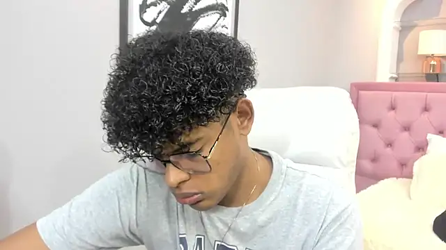 Snapshot of boylittle19cm chatting on November 18, 2025, 12:31 pm boylittle19cm online show from November 18, 2025, 12:31 pm