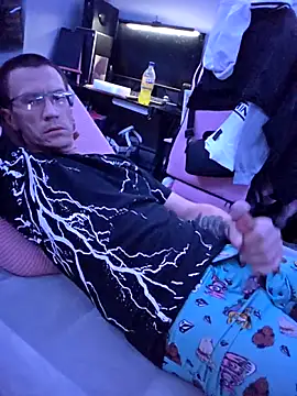 Snapshot of Hatchetwound6969 chatting on April 3, 2026, 9:13 pm Hatchetwound6969 online show from April 3, 2026, 9:13 pm