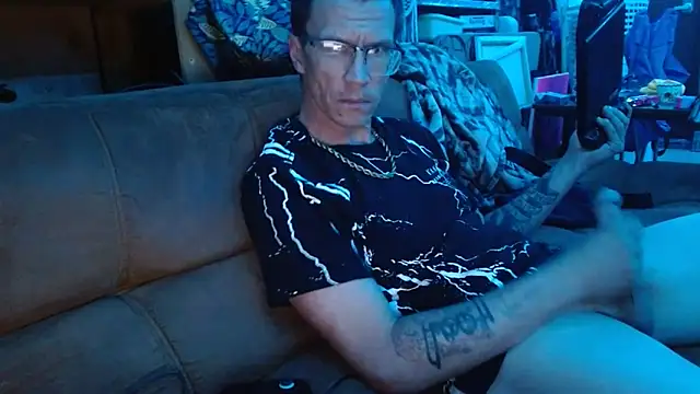 Snapshot of Hatchetwound6969 chatting on April 8, 2026, 3:45 pm Hatchetwound6969 online show from April 8, 2026, 3:45 pm