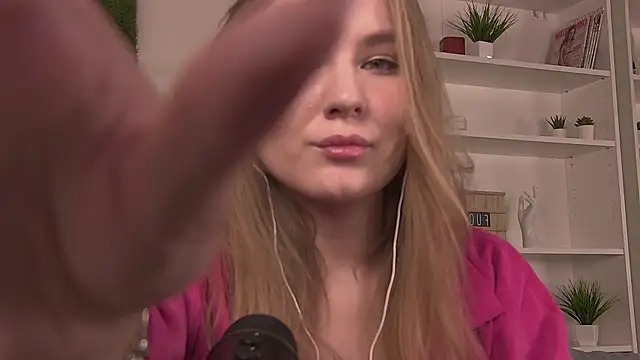 Snapshot of ValerieViolette chatting on February 20, 2025, 12:57 pm ValerieViolette online show from February 20, 2025, 12:57 pm