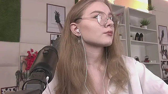 Snapshot of ValerieViolette chatting on February 21, 2025, 7:12 am ValerieViolette online show from February 21, 2025, 7:12 am