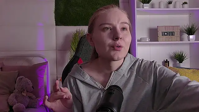 Snapshot of ValerieViolette chatting on March 2, 2025, 1:05 pm ValerieViolette online show from March 2, 2025, 1:05 pm