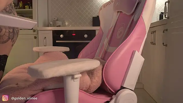 Golden Aline online show from January 3, 2025, 11:01 pm