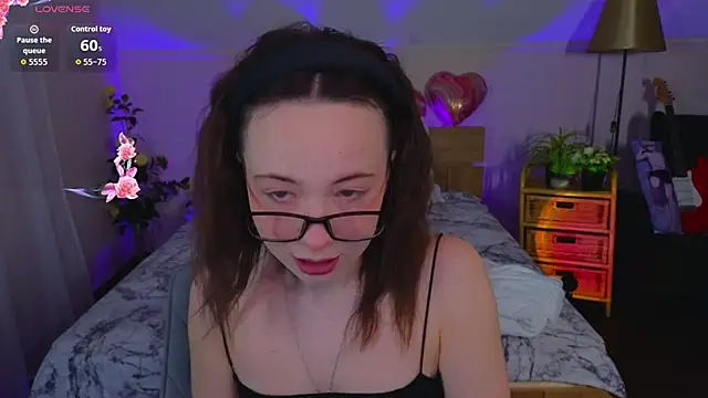 Hayle Hill online show from February 9, 2026, 1:09 am