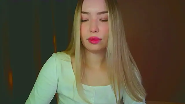 mia raspberrie online show from January 7, 2025, 2:42 am