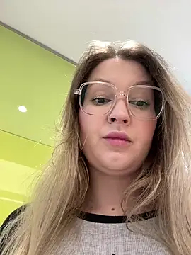 Teya moon  online show from February 4, 2026, 3:29 pm