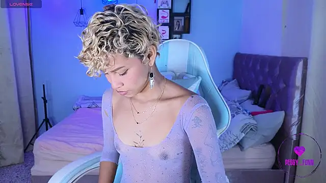 Snapshot of Peggy_Funn chatting on January 8, 2025, 12:06 am Peggy Funn online show from January 8, 2025, 12:06 am