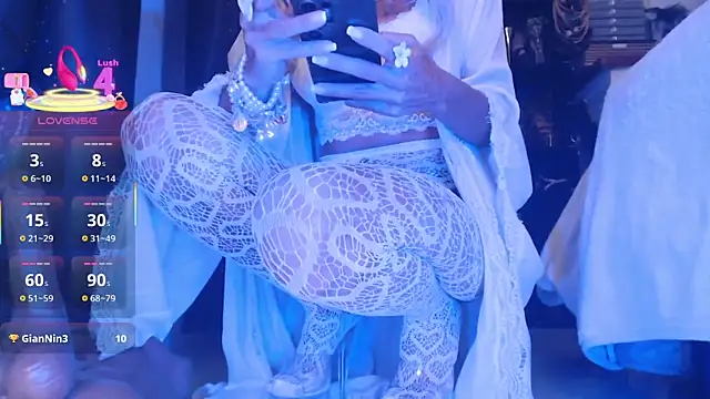 LaraReinaDelSol online show from November 19, 2025, 9:42 am