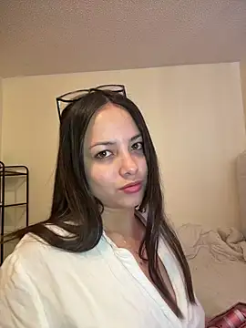 Megan Rodrigo online show from March 12, 2026, 2:01 pm