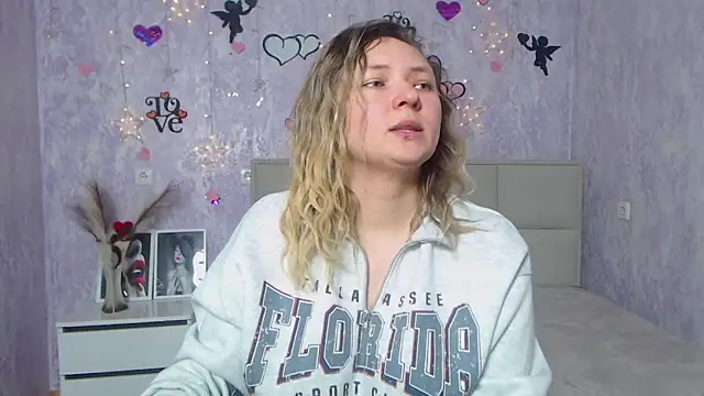 Snapshot of SallyVerda chatting on February 19, 2025, 6:54 pm SallyVerda online show from February 19, 2025, 6:54 pm