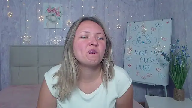 Snapshot of SallyVerda chatting on October 9, 2025, 5:55 pm SallyVerda online show from October 9, 2025, 5:55 pm