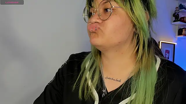 lucky-leah online show from November 9, 2025, 5:17 am