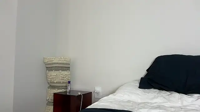 YUMIandbigWOLF online show from March 17, 2025, 9:45 pm