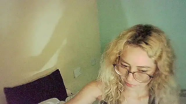 JuliaMack online show from December 19, 2024, 5:07 am