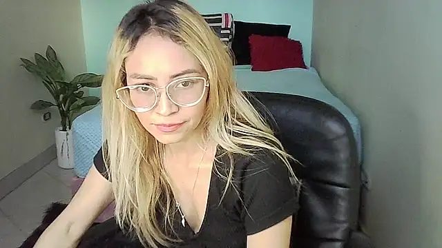 JuliaMack online show from February 26, 2025, 10:09 pm