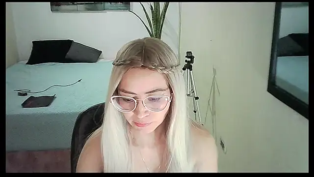 Snapshot of JuliaMack chatting on November 5, 2025, 9:59 pm JuliaMack online show from November 5, 2025, 9:59 pm