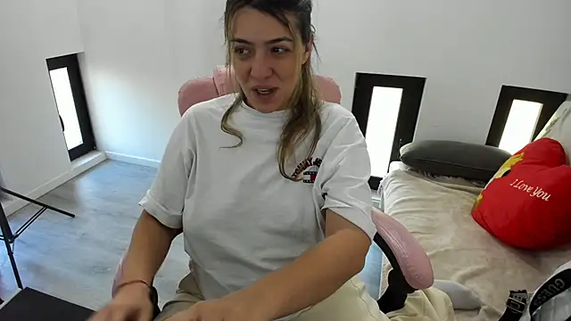 Snapshot of Dyana_Kaylinn chatting on May 4, 2026, 5:03 am Dyana Kaylinn online show from May 4, 2026, 5:03 am