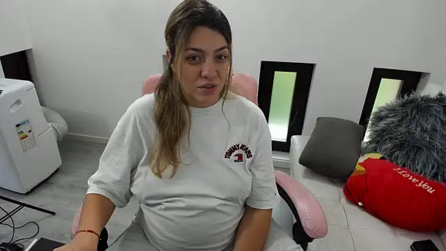 Snapshot of Dyana_Kaylinn chatting on June 12, 2026, 5:06 am Dyana Kaylinn online show from June 12, 2026, 5:06 am