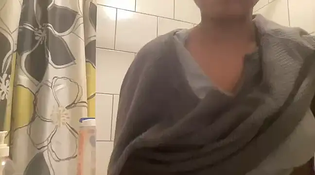 MommyConfident online show from December 5, 2024, 10:01 pm