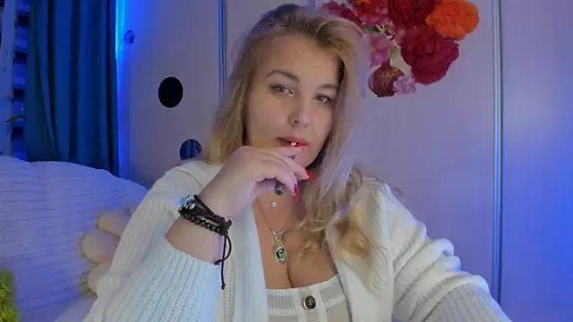 CoraSwon online show from October 3, 2025, 9:23 pm