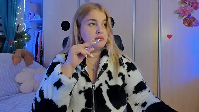 Snapshot of CoraSwon chatting on February 6, 2026, 5:27 pm CoraSwon online show from February 6, 2026, 5:27 pm