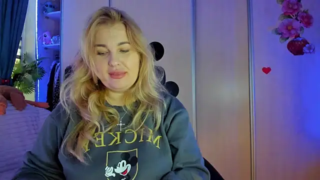 Snapshot of CoraSwon chatting on February 9, 2026, 7:12 am CoraSwon online show from February 9, 2026, 7:12 am