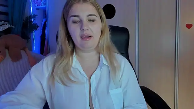 Snapshot of CoraSwon chatting on February 17, 2026, 7:42 pm CoraSwon online show from February 17, 2026, 7:42 pm