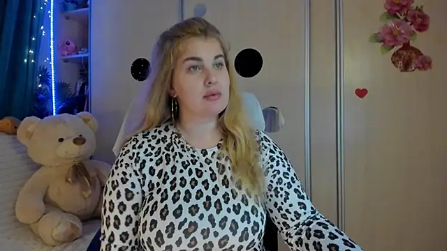 Snapshot of CoraSwon chatting on March 2, 2026, 5:42 pm CoraSwon online show from March 2, 2026, 5:42 pm